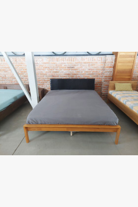 Franciaágy 160x200 cm maláj tölgy keret fekete műbőr fejrésszel